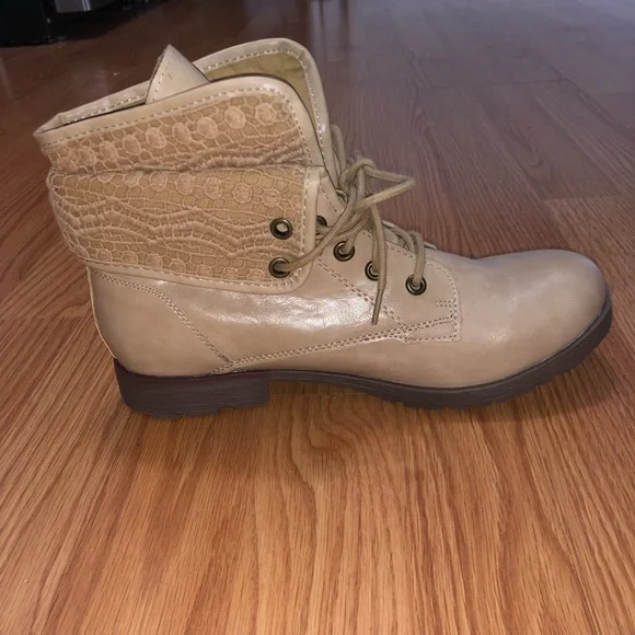 NWOT - Women’s Size 8 Beige Lace Ankle Boot - Picture 1 of 5